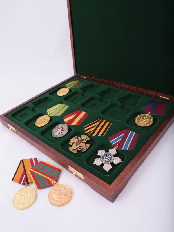  Футляр деревянный Vintage S (305х247х40 мм) на 10 орденов с пятиугольной колодкой, зелёный