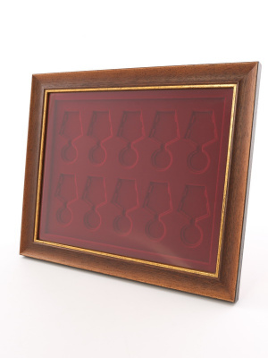  Стенд рыже-коричневого цвета под 10 медалей РФ d-32 мм с пятиугольной колодкой. Открывающийся, светло-бордовый