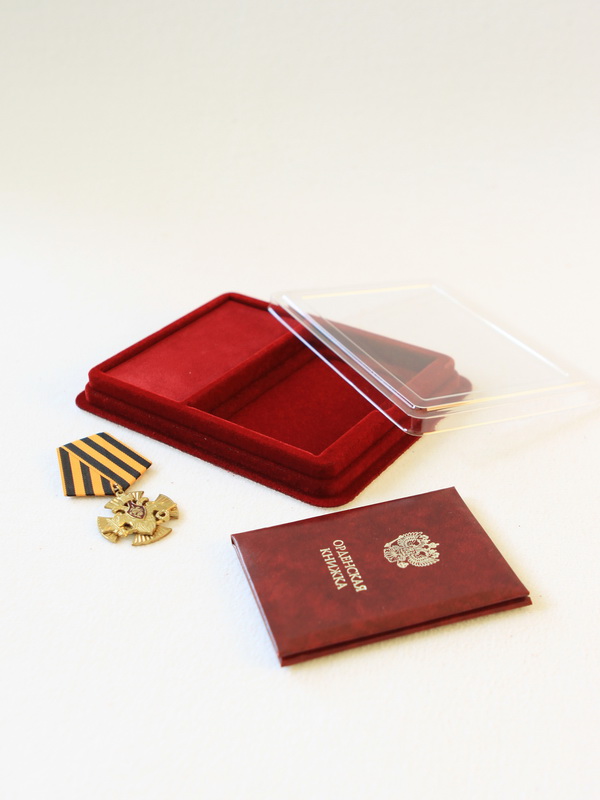  Сувенирная упаковка (181х142х22 мм) с поролоновой вставкой под универсальную медаль и удостоверение (81х112х12 мм), тёмно-синий