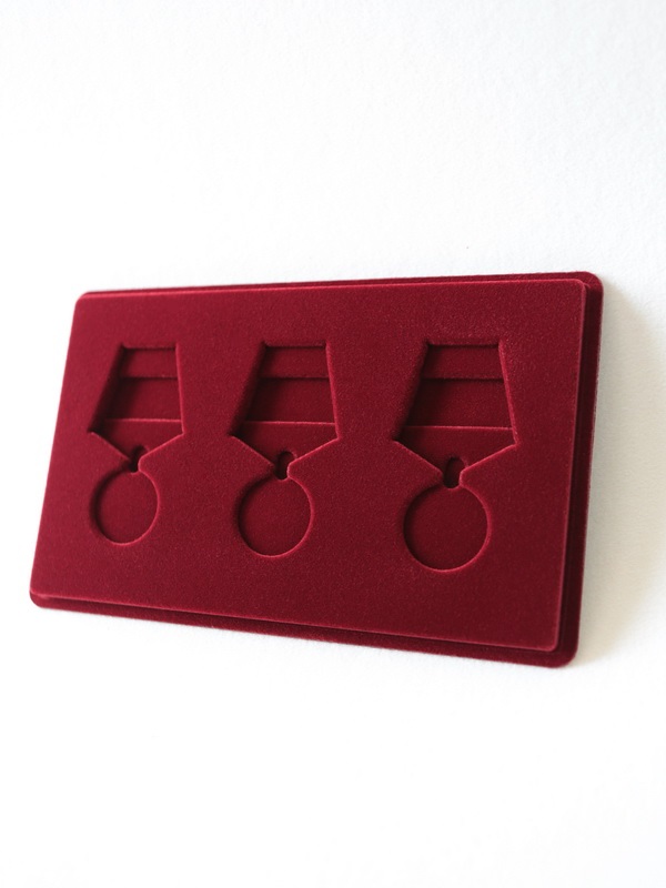 Планшет M (146х236х12 мм) на 3 медали РФ d-32 мм с пятиугольной колодкой, тёмно-бордовый