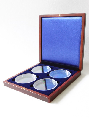 Деревянный футляр (190х196х32 мм) для 4 монет в капсулах (диаметр 74 мм). Синий