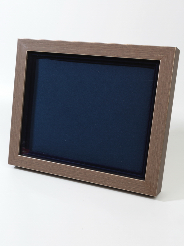 Багетная рамка G пластиковая под 1 ячейку (262х363х18 мм) с поролоновой вставкой. Вид 6