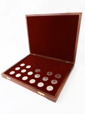  Футляр деревянный Vintage S (247х305х40 мм) для 16+1 монет серий «XXXI Летние Олимпийские игры 2016 года в Рио-де-Жанейро», «Передача Олимпийского флага», тёмно-бордовый