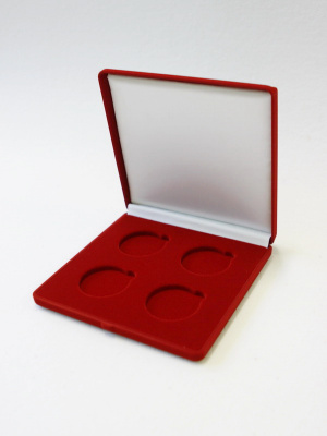  Футляр (165х165х27 мм) на 4 монеты в капсулах (диаметр 46 мм). Исполнение в виде квадрата, светло-бордовый