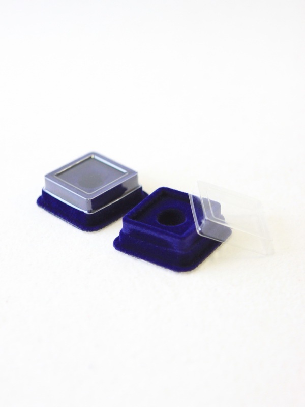  Сувенирная упаковка (47х47х17,5 мм) под значок на цанге, тёмно-синий