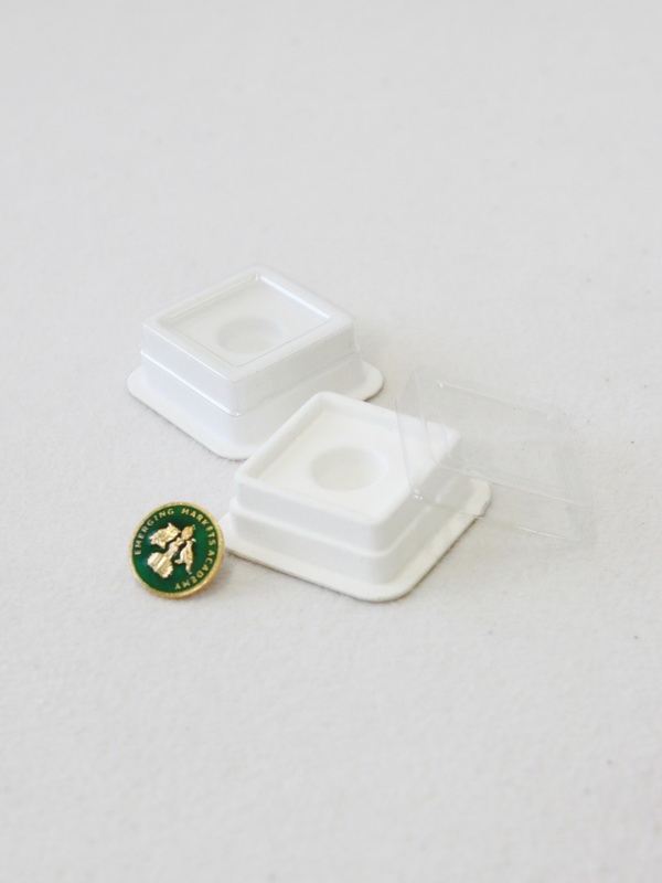  Сувенирная упаковка (47х47х17,5 мм) под значок на цанге, белый