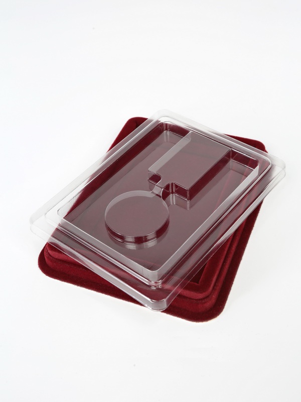  Сувенирная упаковка (110х139х22 мм) под медаль на вытянутой колодке (в крышке) и удостоверение (81х112х6 мм). Тип 11, тёмно-бордовый