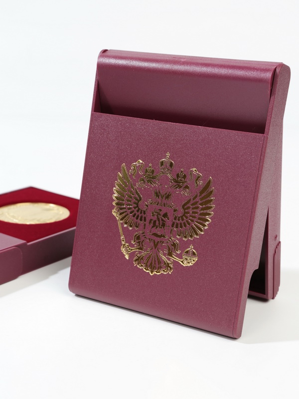 Футляр пластиковый (79х106х16 мм) для медали «За особые успехи в учении». С гербом, светло-бордовый