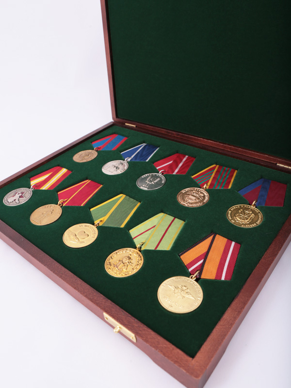  Футляр деревянный Vintage S (305х247х40 мм) на 10 медалей РФ d-32 мм с пятиугольной колодкой, зелёный