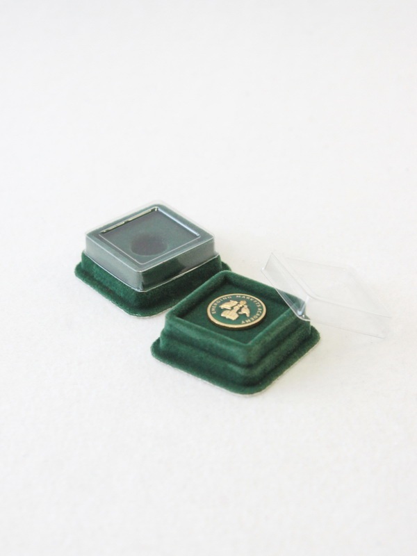 Сувенирная упаковка (47х47х17,5 мм) под значок на цанге