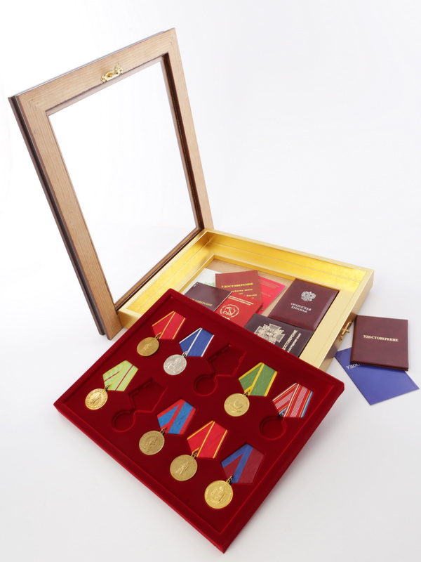  Стенд выпуклый коричневого цвета с золотом под 10 медалей РФ d-32 мм с пятиугольной колодкой. Открывающийся, чёрный