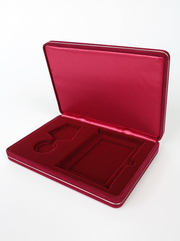  Футляр замшевый (182х128х34 мм) под медаль РФ d-32 мм и удостоверение (75х105х8 мм), тёмно-бордовый