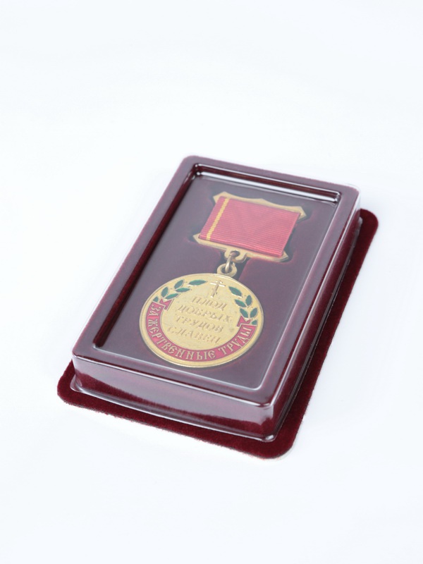  Сувенирная упаковка (63х91х15 мм) для медали на квадро колодке (удлинённая), тёмно-бордовый