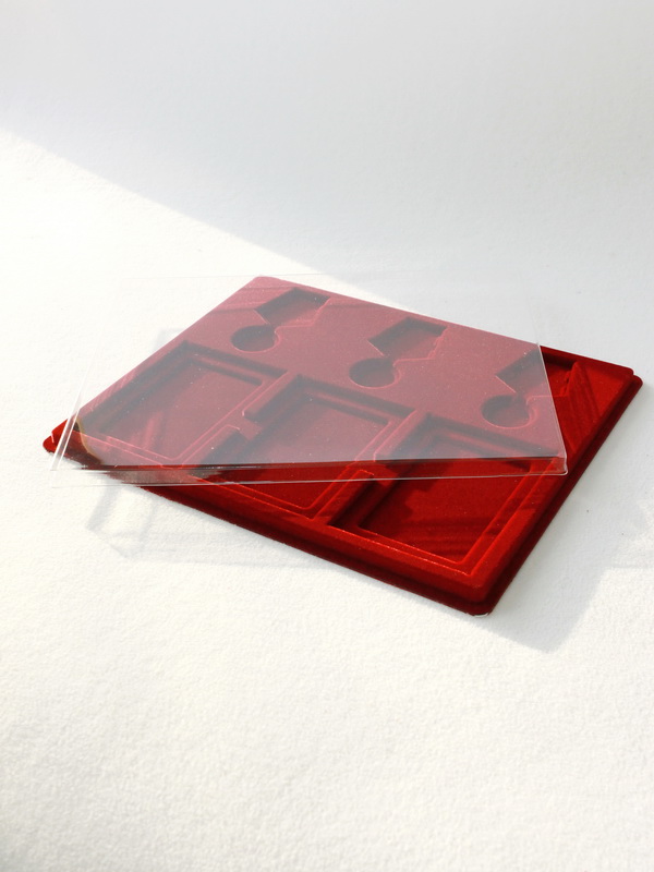 Планшет S (234х296х12 мм) на 3 медали РФ d-32 мм и 3 удостоверения, тёмно-бордовый