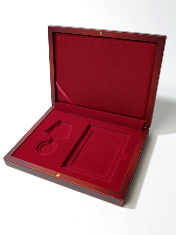 Деревянный футляр (194х149х32 мм) под медаль РФ d-32 мм с пятиугольной колодкой и удостоверение (75х105х6 мм), светло-бордовый