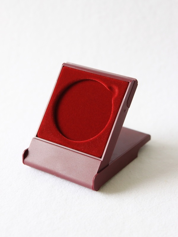  Футляр пластиковый (79х106х16 мм) для одной монеты, медали (диаметр 60 мм, глубина 5 мм), светло-бордовый