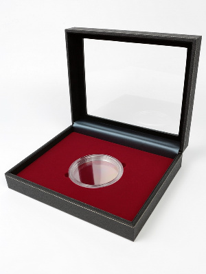 Бокс из искусственной кожи с прозрачным окном Nera XL Plus для 1 монеты 10000 руб (золото 999, 1 кг ) или 100 руб (серебро 925, 1 кг) в капсуле