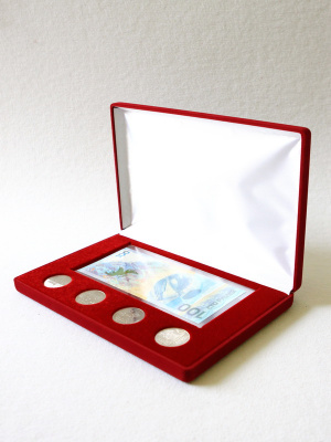  Футляр (217х141х29 мм) для 1 банкноты Сочи-2014 в чехле и 4 монет Сочи-2014 без капсул, светло-бордовый