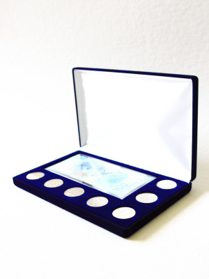  Футляр (217х141х29 мм) для 1 банкноты Сочи-2014 в чехле и 7 монет Сочи-2014 без капсул, тёмно-синий