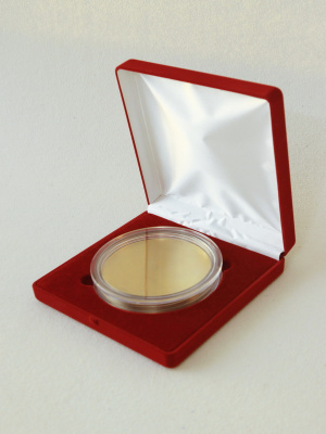  Футляр (169х169х39 мм) на 1 монету в капсуле (диаметр 120 мм), светло-бордовый