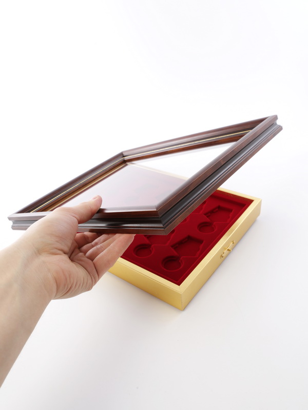  Стенд выпуклый коричневого цвета с золотом под 10 медалей РФ d-32 мм с пятиугольной колодкой. Открывающийся, тёмно-синий