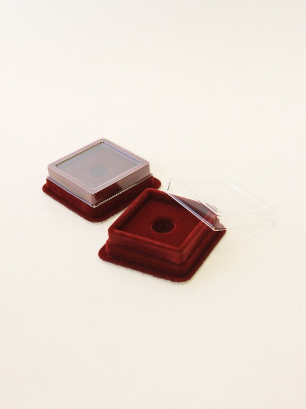  Сувенирная упаковка (59х59х19 мм) под значок на цанге, тёмно-бордовый