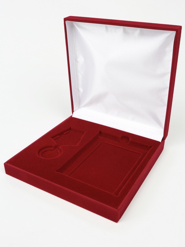  Футляр (160х160х33 мм) под медаль РФ d-32 мм и удостоверение (81х112х10 мм), светло-бордовый