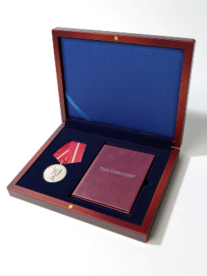 Деревянный футляр (194х149х32 мм) под медаль РФ d-32 мм с пятиугольной колодкой и удостоверение (81х112х6 мм)