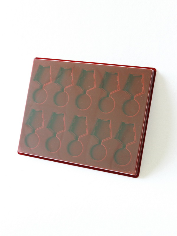 Планшет S (234х296х12 мм) на 10 медалей РФ d-37 мм с пятиугольной колодкой, тёмно-бордовый