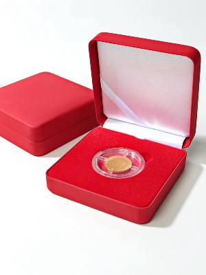 Футляр из искусственной кожи (92х92х36 мм) для 1 монеты в капсуле (диаметр 44 мм)