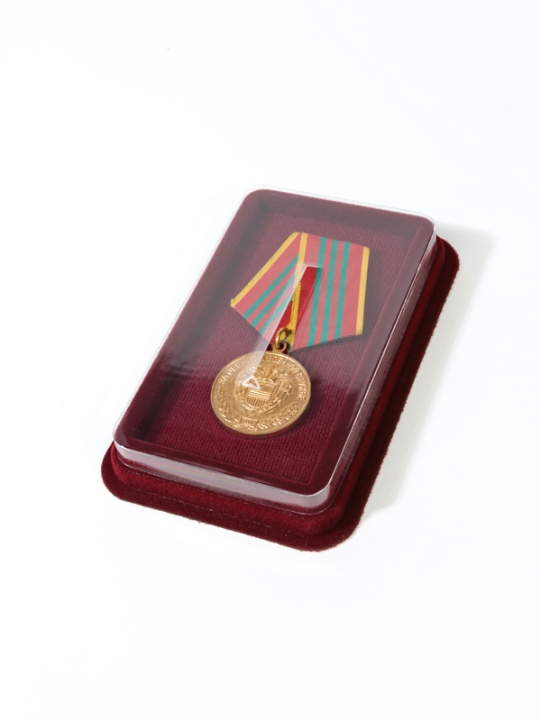  Сувенирная упаковка (86х136х22 мм) с поролоновой вставкой под универсальную медаль (59х111х16 мм), зелёный