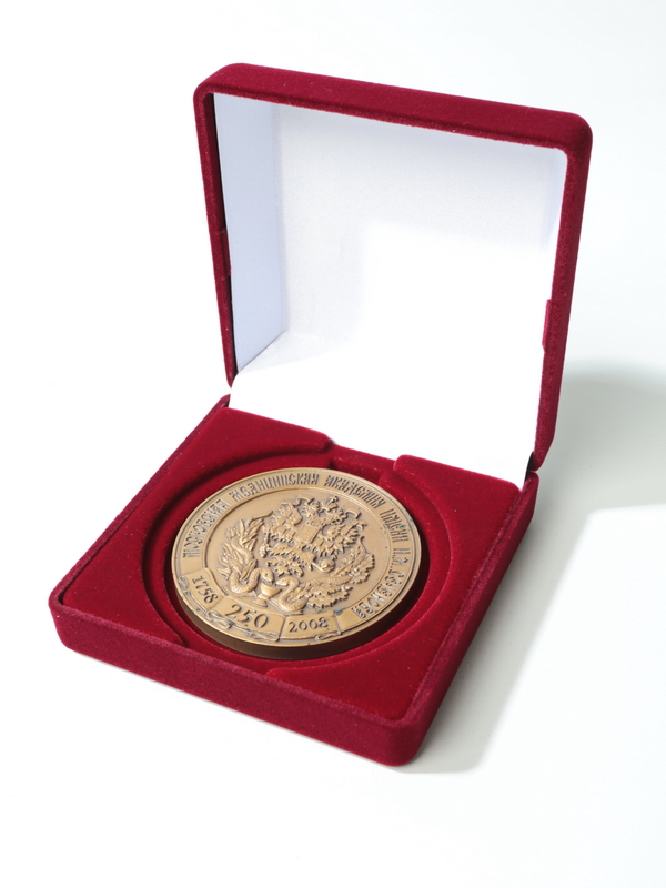  Футляр (92х92х40 мм) под универсальную медаль (углубления 55 мм, 65 мм, 75 мм), светло-бордовый