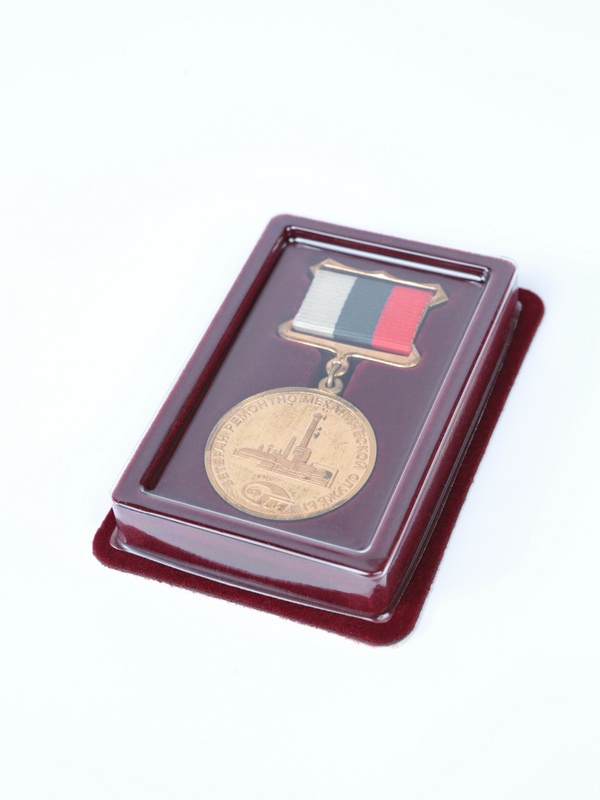  Сувенирная упаковка (63х91х15 мм) для медали на квадро колодке (удлинённая), тёмно-бордовый