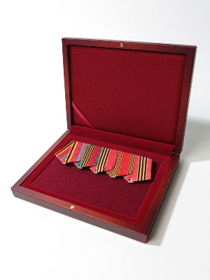 Деревянный футляр (194х149х32 мм) с поролоновой вставкой