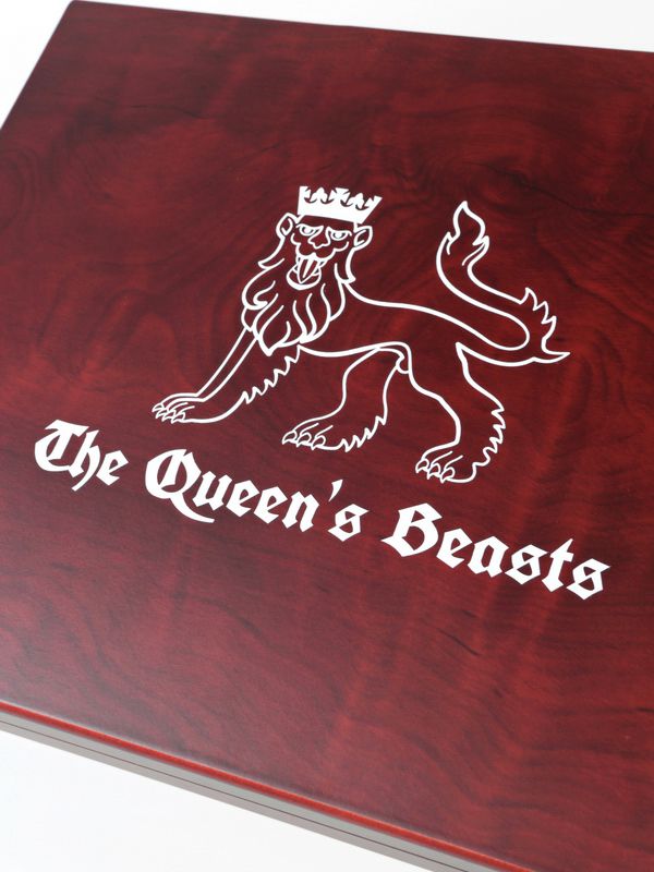 Нанесение логотипа «The Queens Beasts» (Звери Королевы)