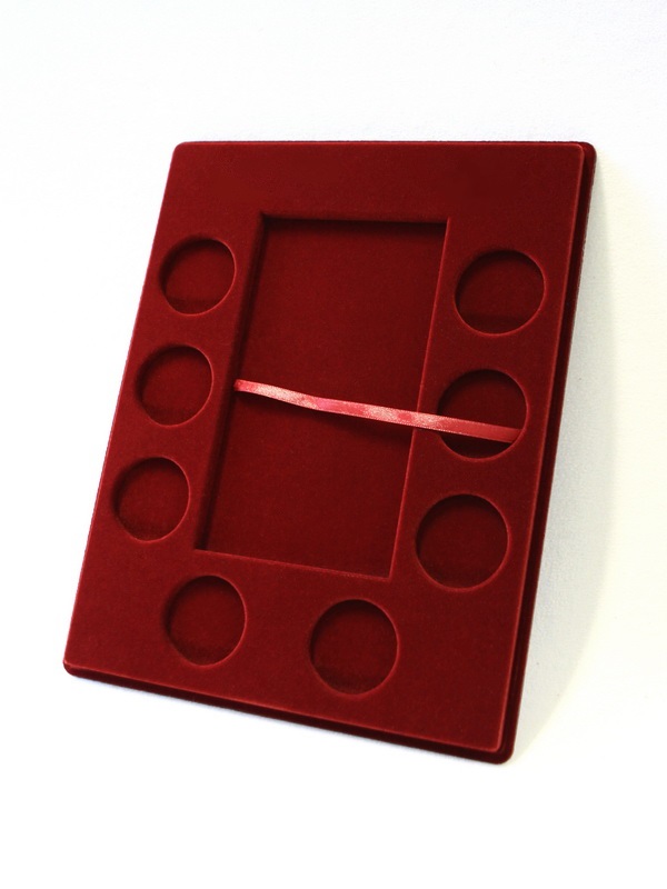  Планшет S (234х296х12 мм) для 1 банкноты Сочи-2014 в капсуле и 8 монет Сочи-2014 в капсулах. Вертикальный, тёмно-бордовый