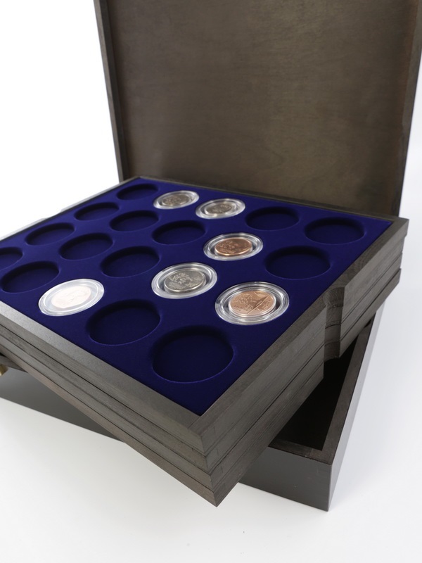  Деревянный бокс Carus (322х268х64 мм). 4 поддона. Для 80 капсул (диаметр 44 мм), тёмно-синий