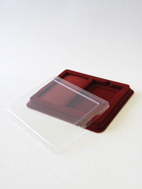  Сувенирная упаковка (191х162х21 мм) с поролоновой вставкой под универсальную медаль и удостоверение (76х116х10 мм), зелёный