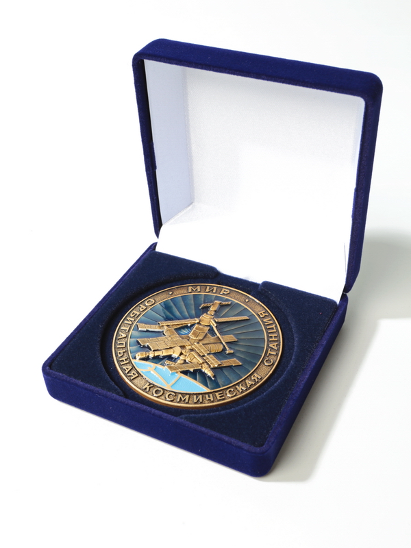 Футляр (92х92х40 мм) под универсальную медаль (углубления 55 мм, 65 мм, 75 мм)