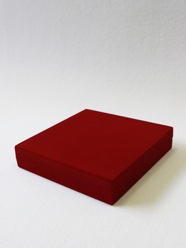 Футляр (160х160х33 мм) с универсальным ложементом, светло-бордовый