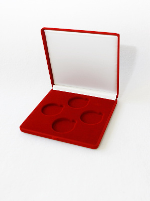 Футляр (165х165х27 мм) на 4 монеты в капсулах (диаметр 44 мм). Исполнение в виде ромба