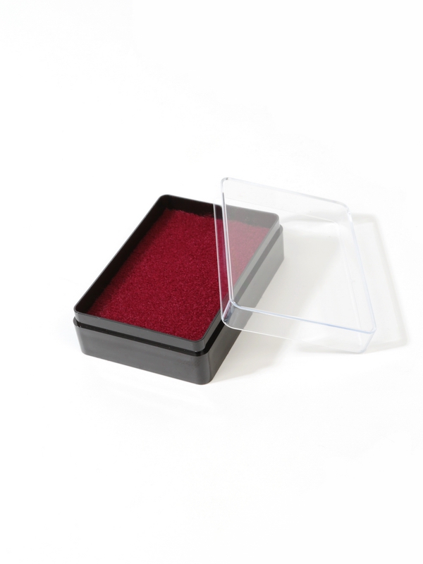  Пластиковый футляр (48х68х22 мм). Чёрное основание, прозрачная крышка, чёрный/бордовый