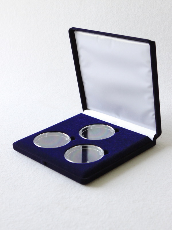  Футляр (165х165х27 мм) на 3 монеты в капсулах (диаметр 58 мм), тёмно-синий