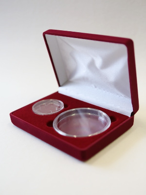 Футляр (142х102х42 мм) под набор монет (1 капсула d-46 мм, 1 капсула d-74 мм)