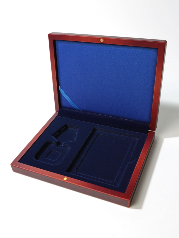 Деревянный футляр (194х149х32 мм) под одрен на пятиугольной колодке и удостоверение (81х112х6 мм),  тёмно-синий