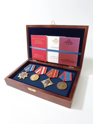 Футляр деревянный Vintage M (244х154х48 мм) на 1 ячейку с поролоновой вставкой, лента для удостоверений в крышке, тёмно-бордовый