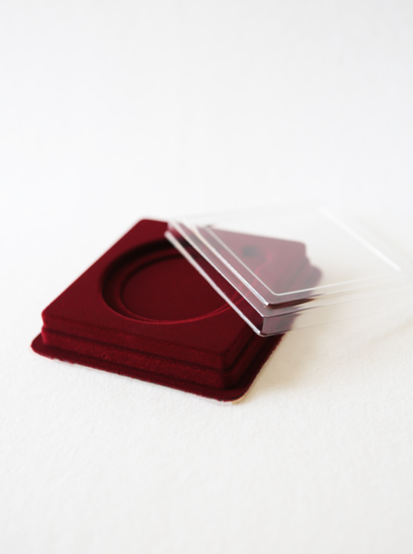 Сувенирная упаковка (106х106х20 мм) под медаль (диаметр 70,5 мм, глубина 5 мм)