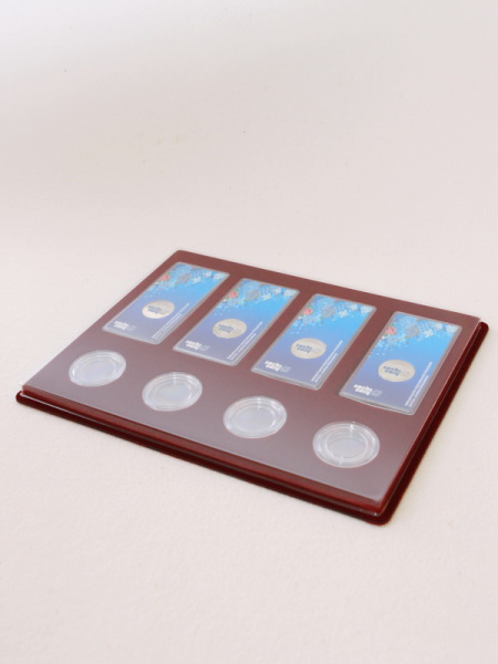  Планшет S (234х296х12 мм) для 4 обычных монет 25 рублей в капсулах и 4 цветных монет 25 рублей в блистере, тёмно-бордовый