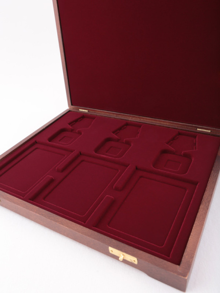  Футляр деревянный Vintage S (305х247х40 мм) для 3 орденов с пятиугольной колодкой и 3 удостоверений, тёмно-бордовый