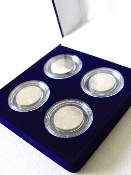 Футляр (120х131х50 мм) на 4 монеты в капсулах (диаметр 44 мм),  светло-бордовый